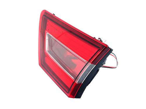 LAMPA PRAWA TYLNA W KLAPE HB 1