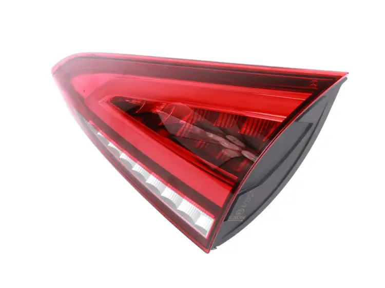 LAMPA PRAWA TYLNA W KLAPE 1