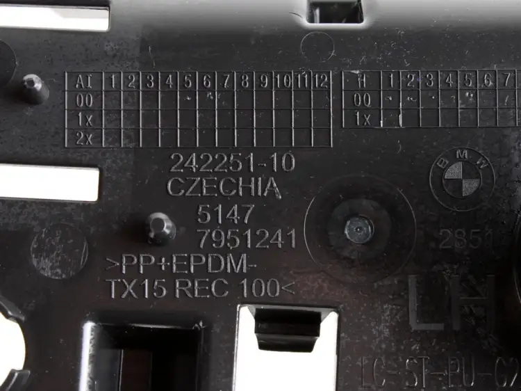 SCHOWEK BAGAŻNIKA LEWY 5