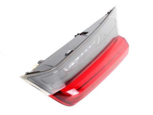 LAMPA LED PRAWA TYLNA W KLAPĘ UK 1