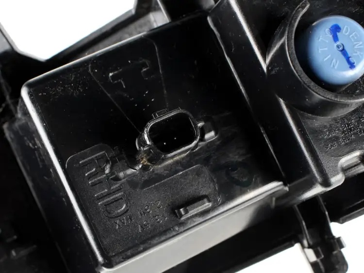LAMPA PRAWA TYLNA PRZECIWMGIELNA ZDERZAKA UK 4