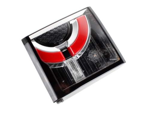 LAMPA PRAWA TYLNA W KLAPĘ 1